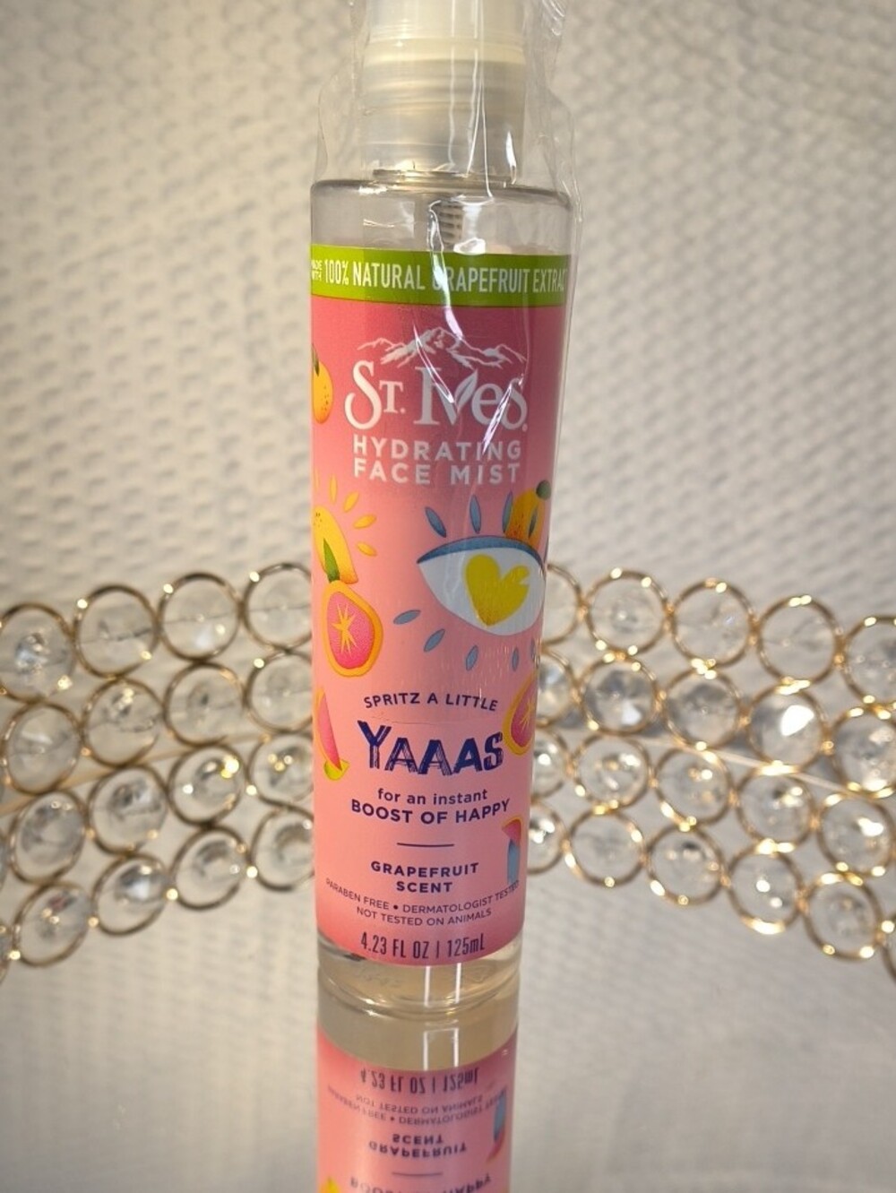 St Ives Hydrating Face Mist - Pink (Grapefruit Scent) - Picture 5 of 5